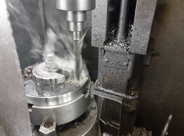 金属加工業者に依頼できる穴あけ加工の種類