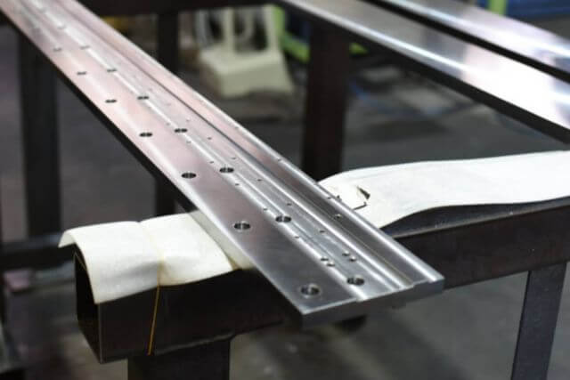 長尺の金属加工を業者に依頼するときの費用相場と内訳