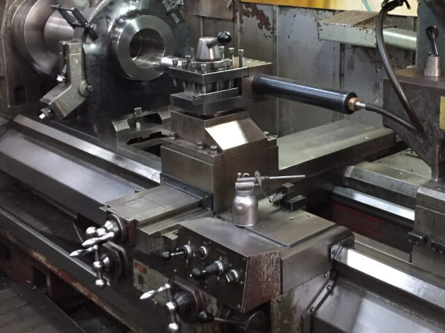 旋盤とは｜長尺加工で振れを抑え高精度を実現する技術