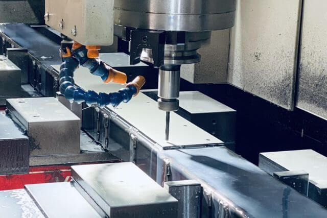 長尺加工の穴あけが難しい理由